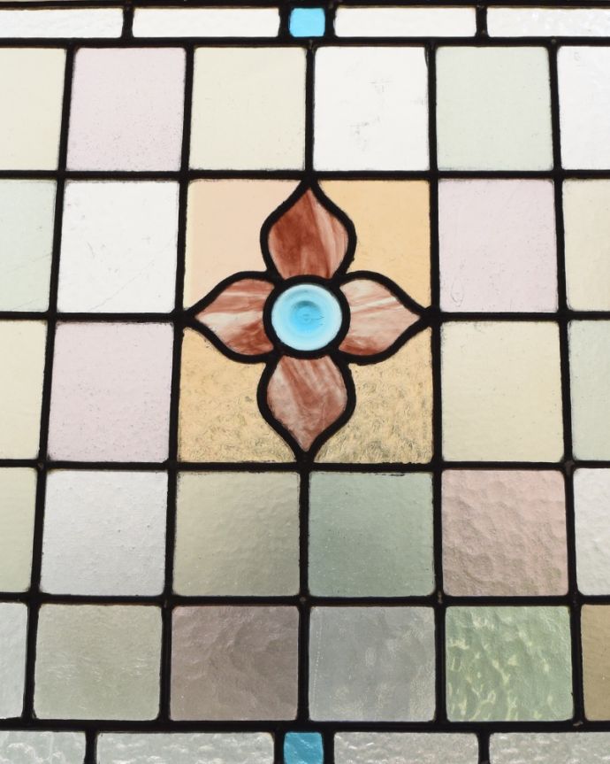 ドア・ゲート　アンティーク家具　かわいいアンティークの建具、ステンドグラスが入ったドア。凹凸のあるガラスが使われているので、ガラスの向こう側が見えくいようになっています。(k-1631-f)