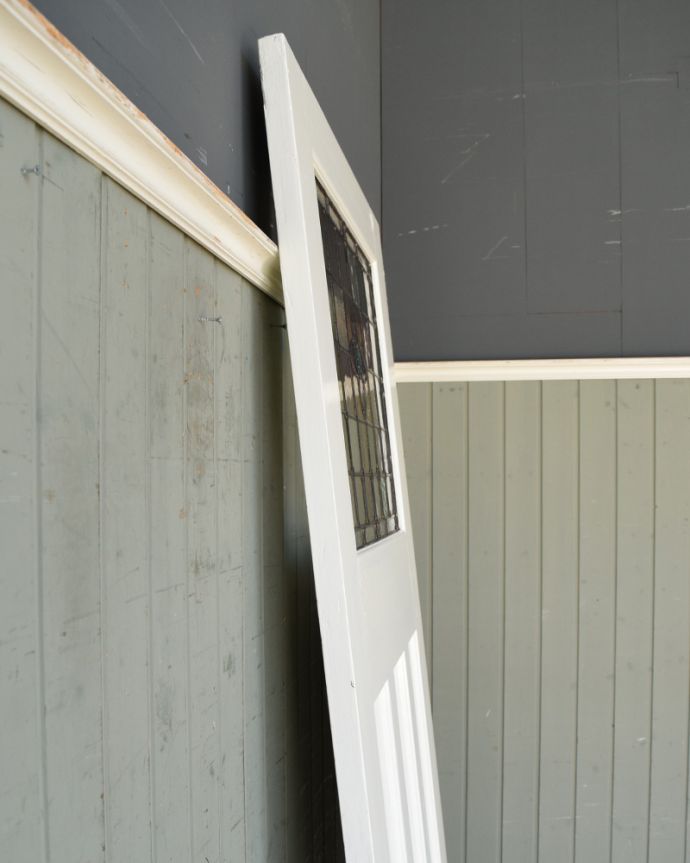 ドア・ゲート　アンティーク家具　かわいいアンティークの建具、ステンドグラスが入ったドア。厚みはこんな感じ。(k-1631-f)