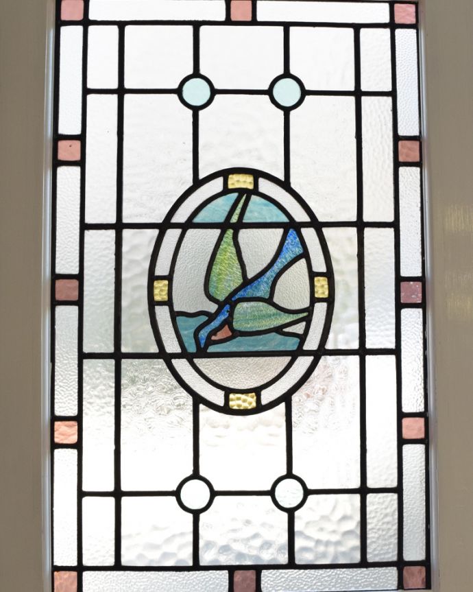 ドア・ゲート アンティーク家具 オシャレなアンティーク建具、ステンドグラス入りのペイントドア。ぬくもりのあるアンティークのガラスから光が差仕込むと、お部屋がやさしい空気に包まれてとても素敵です。(k-1632-f)