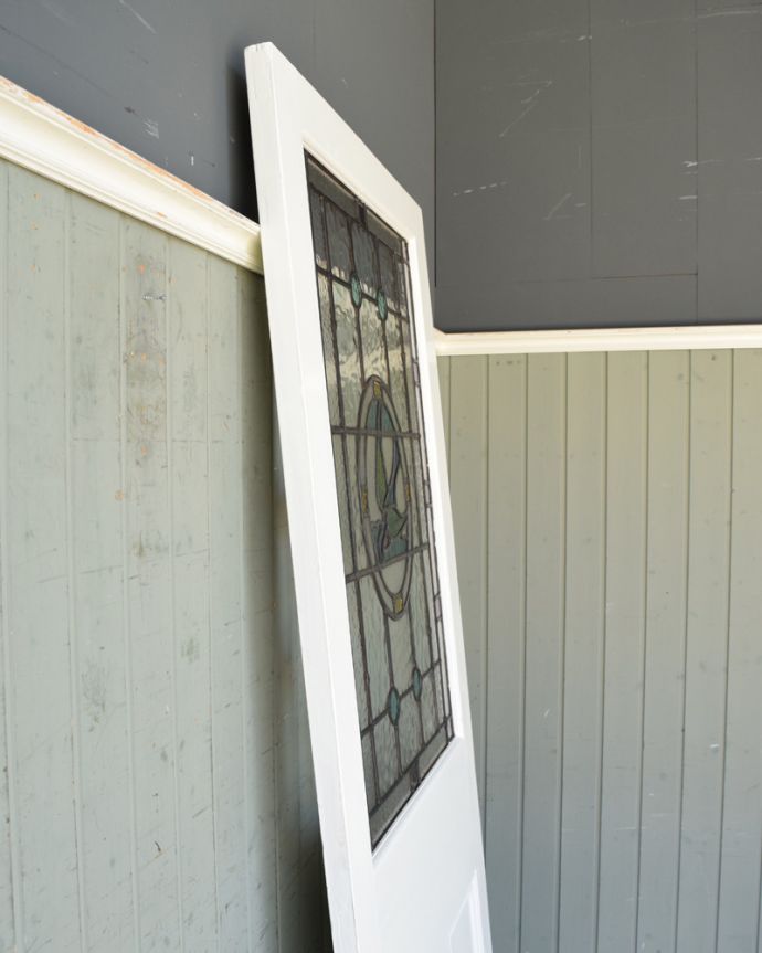 ドア・ゲート アンティーク家具 オシャレなアンティーク建具、ステンドグラス入りのペイントドア。厚みはこんな感じ。(k-1632-f)