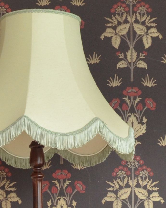 スタンドライト 照明・ライティング 英国のアンティークフロアスタンド、フリンジがたっぷり付いたエレガントなフロアランプ(B22シャンデリア球付)。たっぷりと付いたフリンジはゴージャス。(k-1633-f)