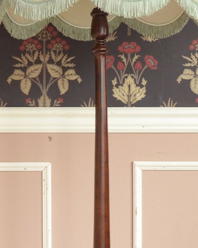 スタンドライト 照明・ライティング 英国のアンティークフロアスタンド、フリンジがたっぷり付いたエレガントなフロアランプ(B22シャンデリア球付)。艶のある美しい木製のスタンドです。(k-1633-f)