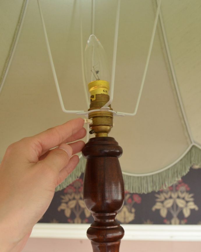 スタンドライト 照明・ライティング 英国のアンティークフロアスタンド、フリンジがたっぷり付いたエレガントなフロアランプ(B22シャンデリア球付)。スイッチはソケットの下にあります。(k-1633-f)