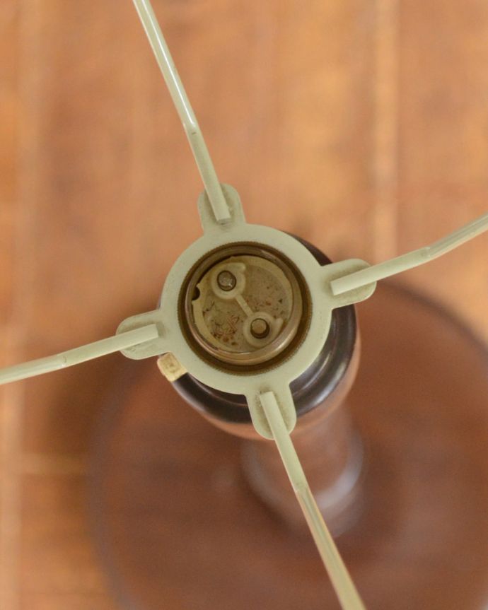 スタンドライト 照明・ライティング 英国のアンティークフロアスタンド、フリンジがたっぷり付いたエレガントなフロアランプ(B22シャンデリア球付)。全てオーバーホールしてありますので、安心してお使いください。(k-1633-f)