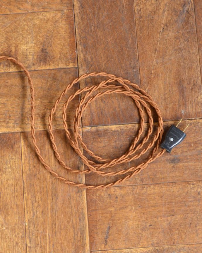 スタンドライト 照明・ライティング 英国のアンティークフロアスタンド、フリンジがたっぷり付いたエレガントなフロアランプ(B22シャンデリア球付)。コードもインテリアの雰囲気を壊さないブラウンです。(k-1633-f)