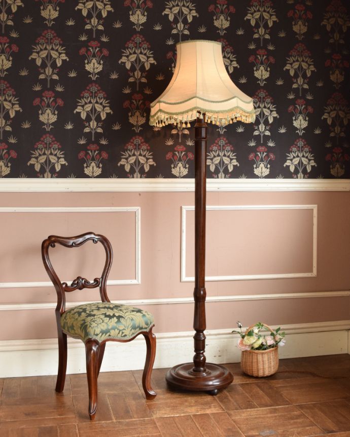 スタンドライト 照明・ライティング 高級なマホガニー材を使用したアンティーク照明、布シェードのフロアランプ(B22シャンデリア球付)。背の高いフロアランプ。(k-1634-f)