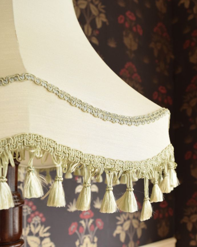 スタンドライト 照明・ライティング 高級なマホガニー材を使用したアンティーク照明、布シェードのフロアランプ(B22シャンデリア球付)。華やかな艶感のある布シェードです。(k-1634-f)