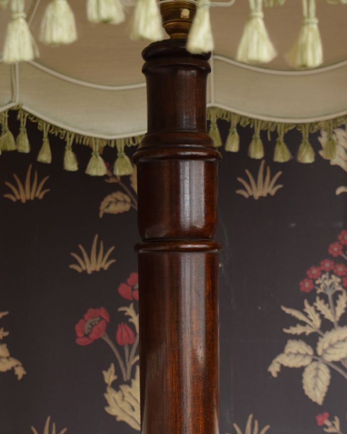 スタンドライト 照明・ライティング 高級なマホガニー材を使用したアンティーク照明、布シェードのフロアランプ(B22シャンデリア球付)。艶のある美しい木製のスタンドです。(k-1634-f)