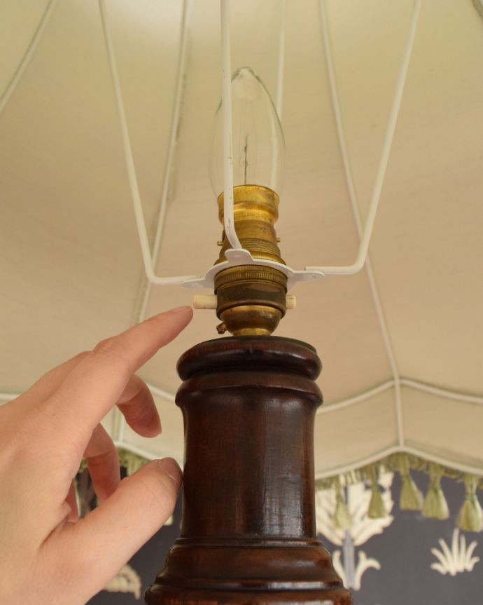 スタンドライト 照明・ライティング 高級なマホガニー材を使用したアンティーク照明、布シェードのフロアランプ(B22シャンデリア球付)。スイッチはソケットの下にあります。(k-1634-f)