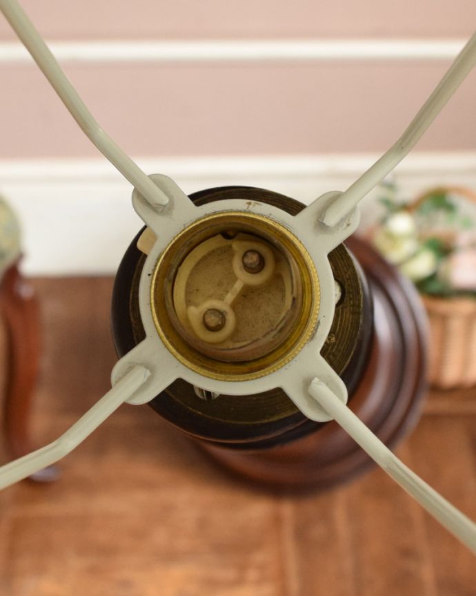 スタンドライト 照明・ライティング 高級なマホガニー材を使用したアンティーク照明、布シェードのフロアランプ(B22シャンデリア球付)。全てオーバーホールしてありますので、安心してお使いください。(k-1634-f)