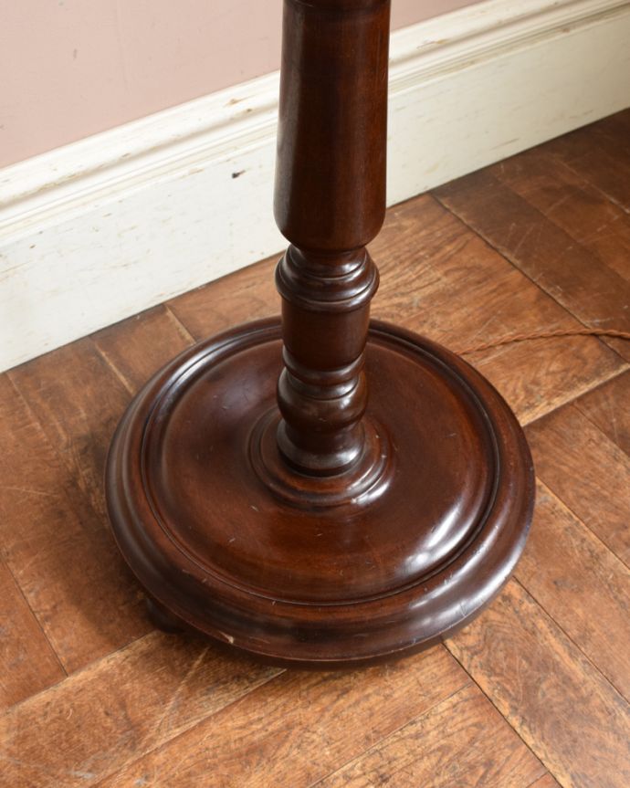 スタンドライト 照明・ライティング 高級なマホガニー材を使用したアンティーク照明、布シェードのフロアランプ(B22シャンデリア球付)。スタンドは、木製です。(k-1634-f)