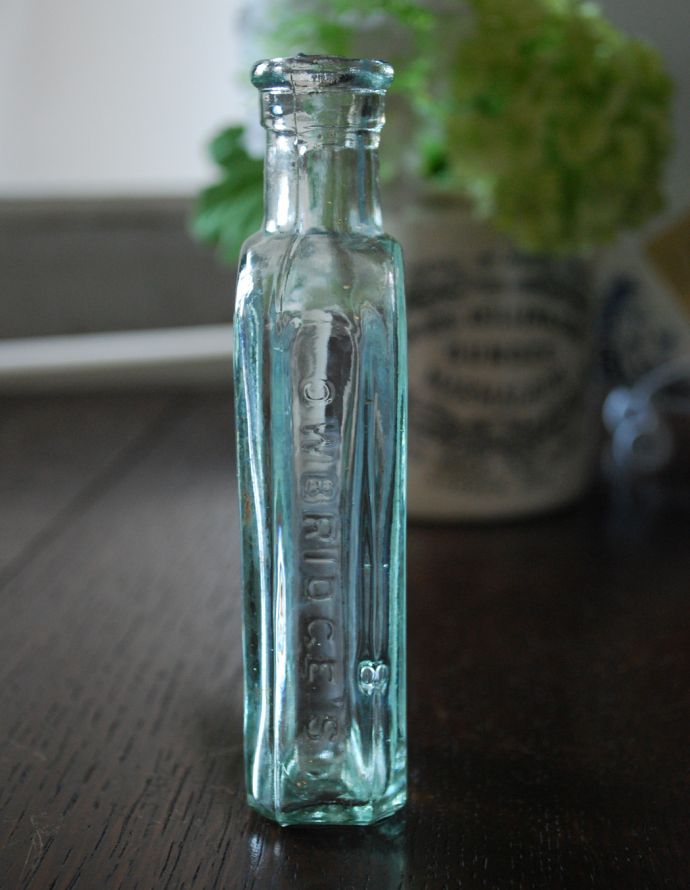 ナチュラルカントリースタイル アンティーク雑貨 1輪挿しにもオススメの小さいアンティークガラスボトル。厚みのあるガラスは、光が差し込むとこんなにもキラキラと美しいんです!ぜひ、窓辺で楽しんでいただきたいですね。(k-1636-z)