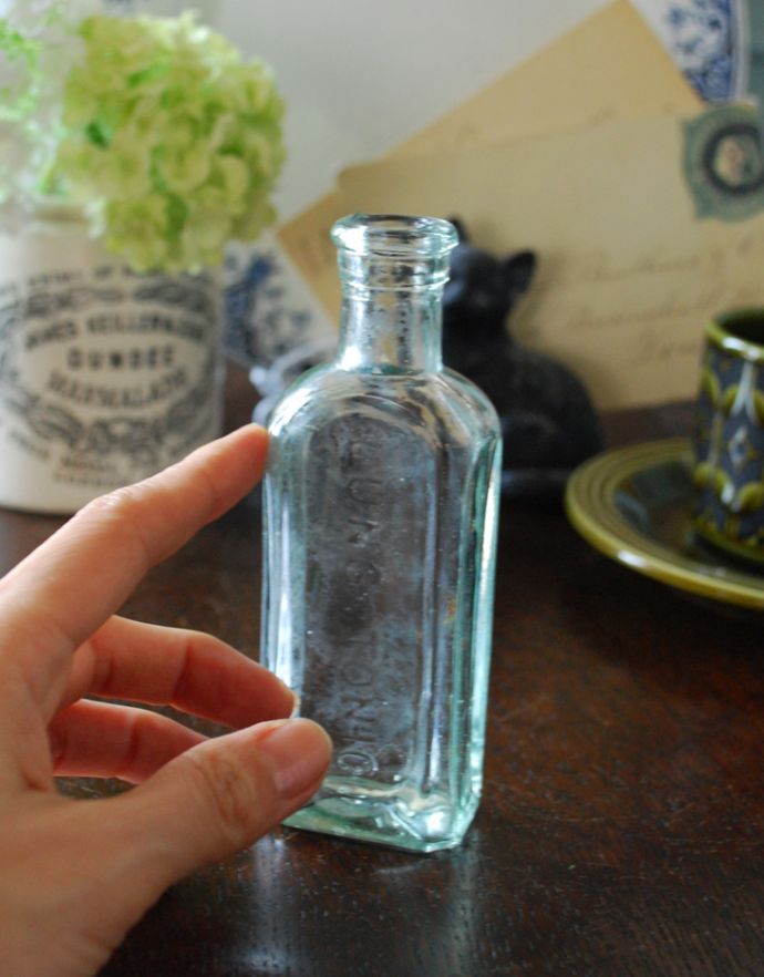 ナチュラルカントリースタイル アンティーク雑貨 1輪挿しにもオススメの小さいアンティークガラスボトル。いろんな大きさや形のガラスボトルを並べるだけでお洒落になります。(k-1636-z)