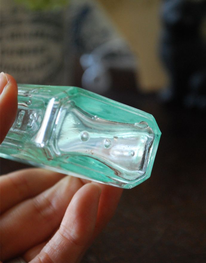 ナチュラルカントリースタイル アンティーク雑貨 1輪挿しにもオススメの小さいアンティークガラスボトル。アンティークのため、多少の欠け・傷がある場合がありますが、使用上問題はありませんので、ご了承下さい。(k-1636-z)