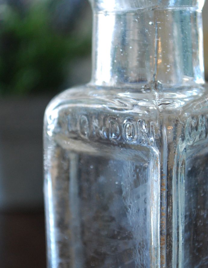 アンティーク雑貨 窓辺に並べて可愛いアンティークガラスボトル(エンボス入り)。ミルクや薬品、調味料など様々な用途で使われてきたアンティークボトルたちです。(k-1637-z)
