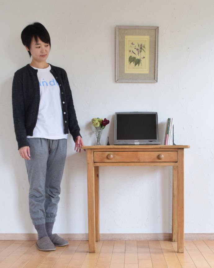 ロイドテーブル　アンティーク家具　パイン材のかわいいライティングデスク、ナチュラルなアンティーク家具。お気に入りのチェアと合わせて、自分だけのスペースを作ってみてください。(k-1639-f)