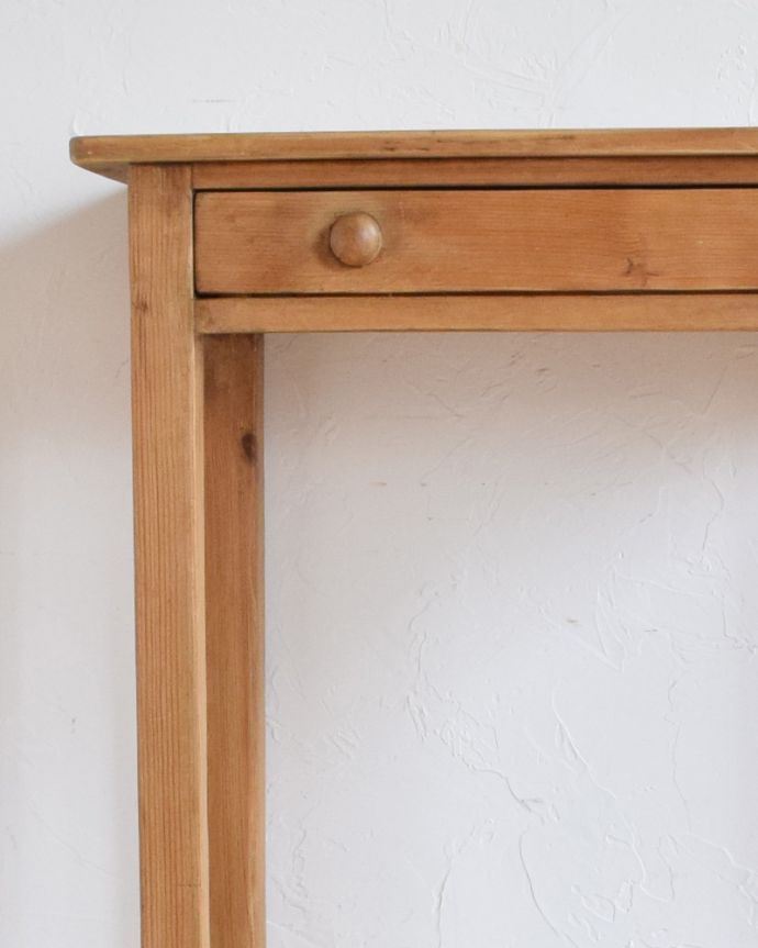ロイドテーブル　アンティーク家具　パイン材のかわいいライティングデスク、ナチュラルなアンティーク家具。小さくて可愛いインテリア。(k-1639-f)