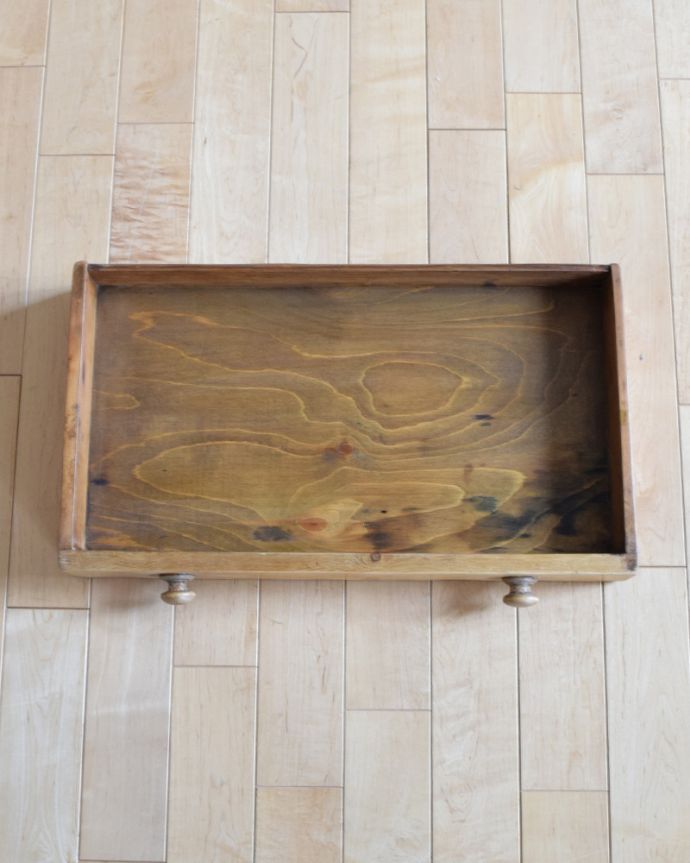 ロイドテーブル　アンティーク家具　パイン材のかわいいライティングデスク、ナチュラルなアンティーク家具。小さな引き出しが１杯あります。(k-1639-f)