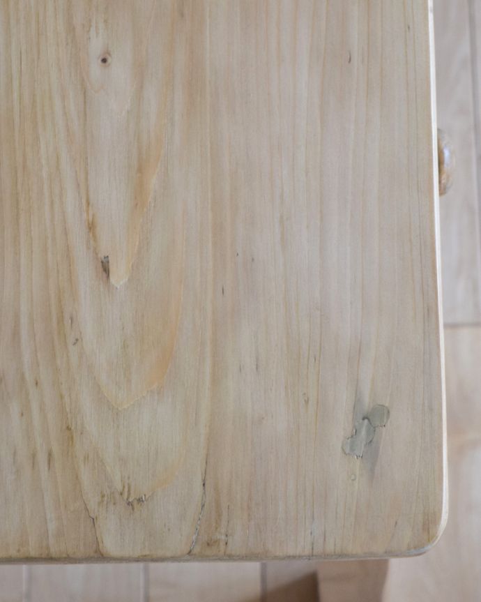 ロイドテーブル　アンティーク家具　パイン材のかわいいライティングデスク、ナチュラルなアンティーク家具。きちんとメンテナンスしていますので、届いたその日からお使いいただけます。(k-1639-f)