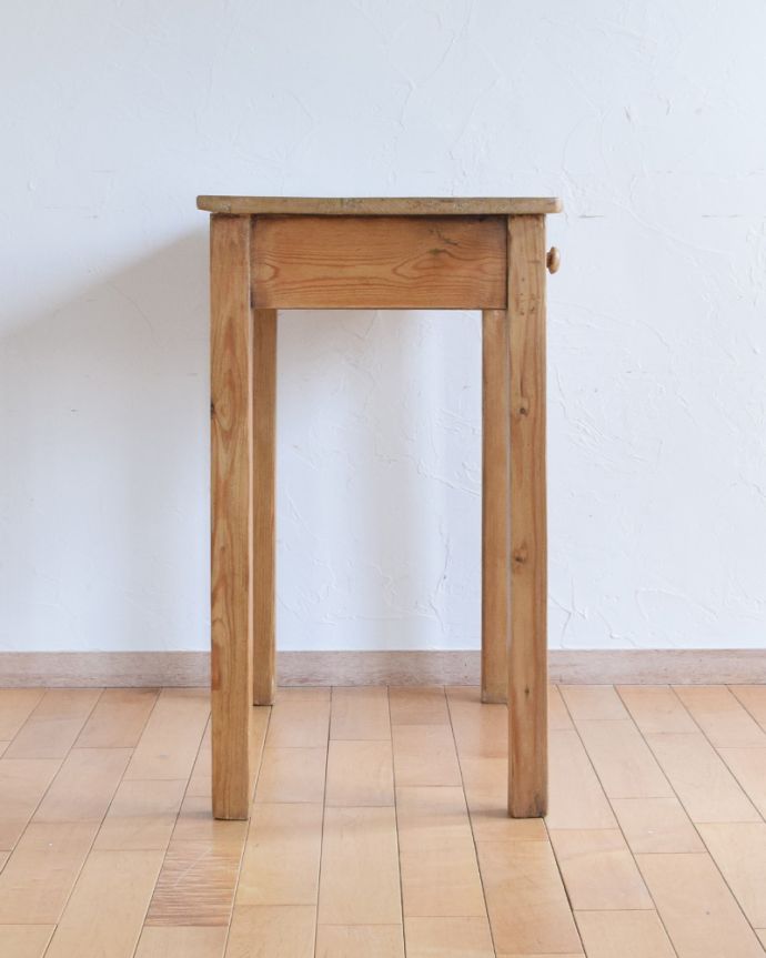 ロイドテーブル　アンティーク家具　パイン材のかわいいライティングデスク、ナチュラルなアンティーク家具。とってもスリムなデスクなので、横から見てもスッキリしています。(k-1639-f)