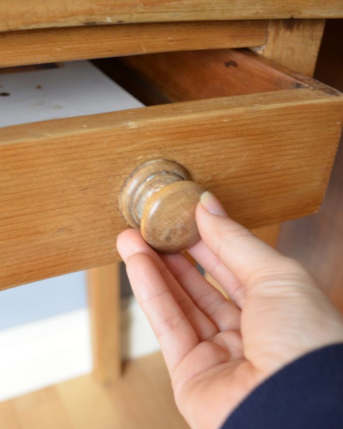 ロイドテーブル　アンティーク家具　パイン材のかわいいライティングデスク、ナチュラルなアンティーク家具。引き出しの取っ手。(k-1639-f)