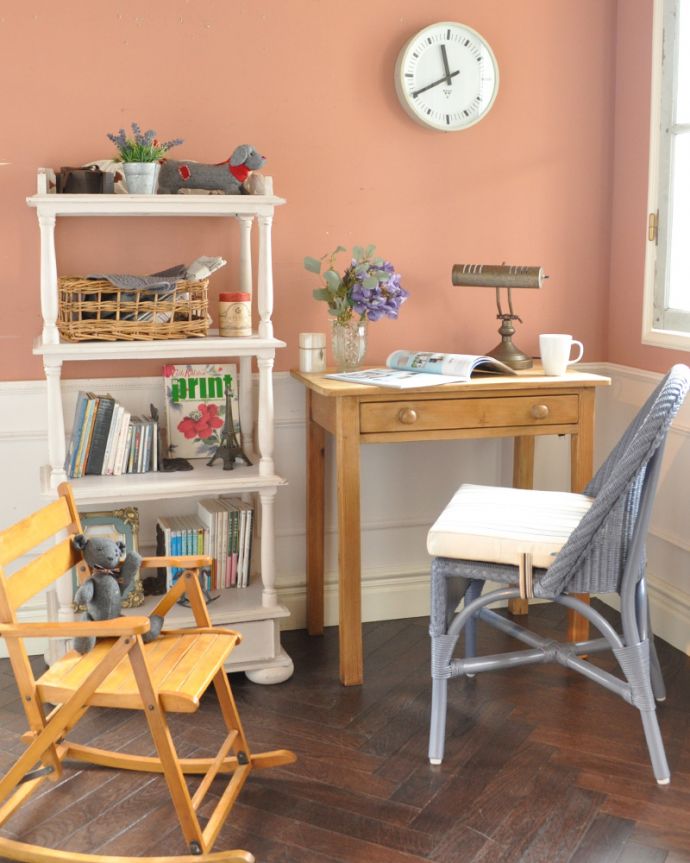 ロイドテーブル　アンティーク家具　パイン材のかわいいライティングデスク、ナチュラルなアンティーク家具。。(k-1639-f)