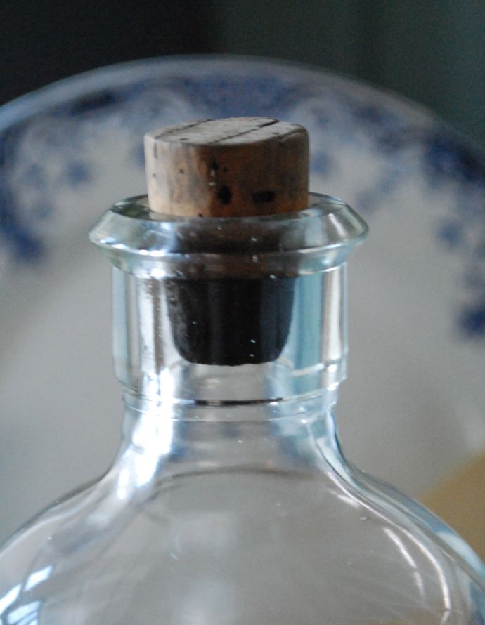 アンティーク雑貨　イギリスのガラス雑貨、コルク付きの大きなアンティークガラスボトル。ミルクや薬品、調味料など様々な用途で使われてきたアンティークボトルたちです。(k-1639-z)