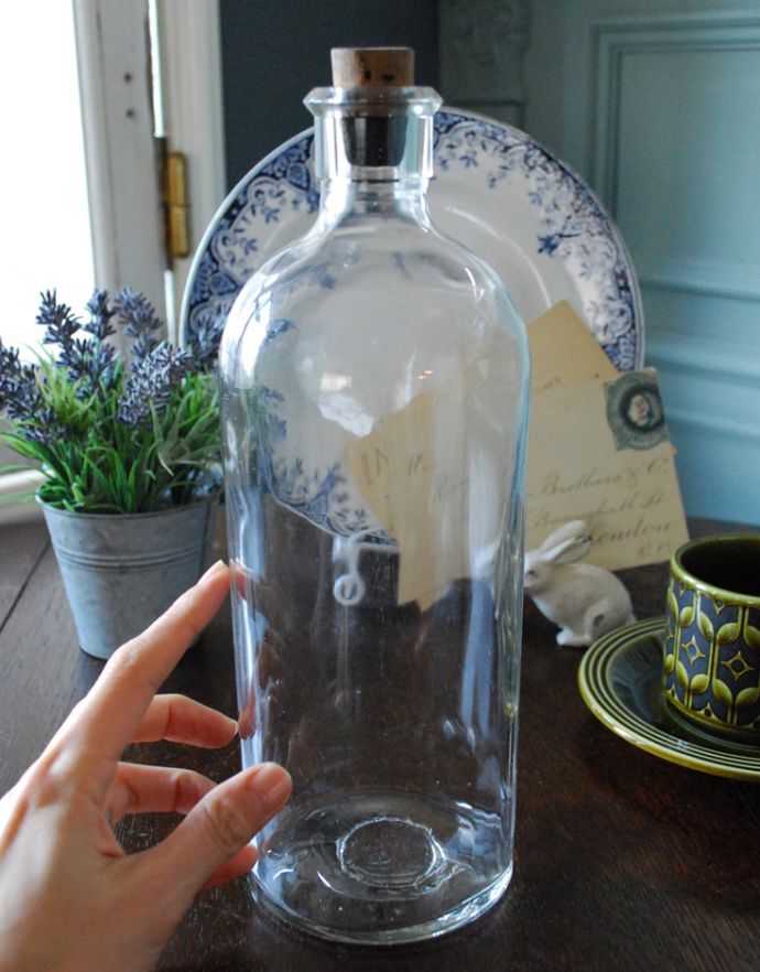 アンティーク雑貨　イギリスのガラス雑貨、コルク付きの大きなアンティークガラスボトル。グリーンを挿したり、窓辺や棚の上などいろんなところに飾ってみてください。(k-1639-z)