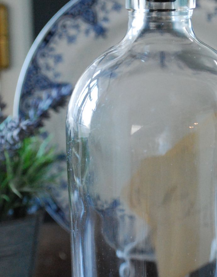 アンティーク雑貨　イギリスのガラス雑貨、コルク付きの大きなアンティークガラスボトル。長年使われてきたボトルはとっても味わい深い一品です。(k-1639-z)