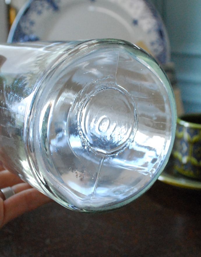 アンティーク雑貨　イギリスのガラス雑貨、コルク付きの大きなアンティークガラスボトル。アンティークのため、多少の欠け・傷がある場合がありますが、使用上問題はありませんので、ご了承下さい。(k-1639-z)