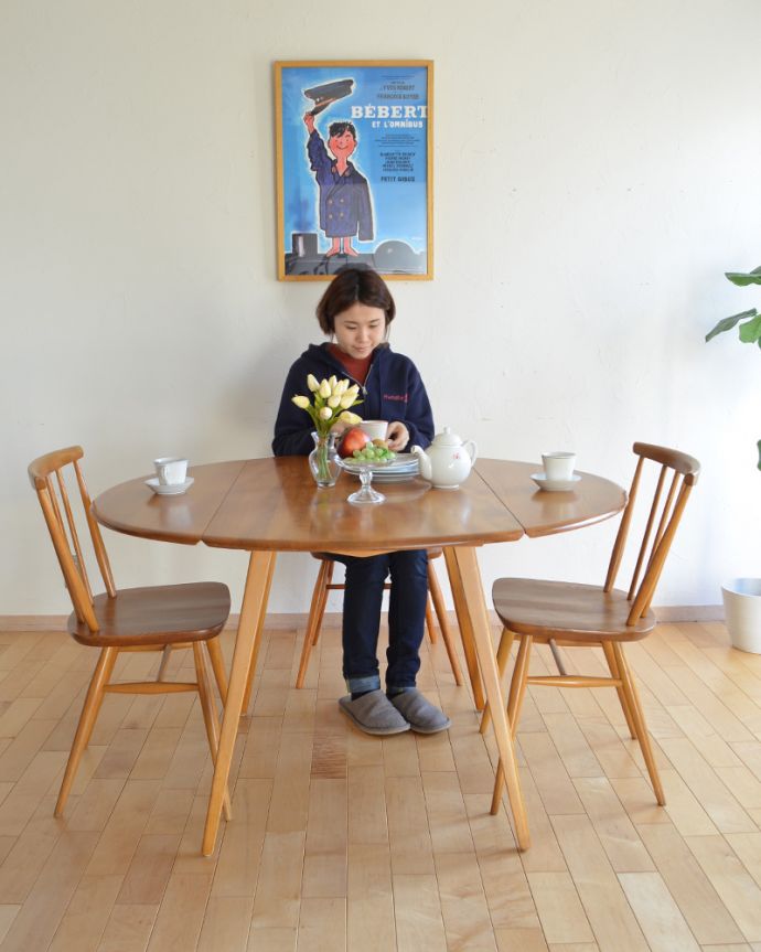 アーコールの家具　アンティーク家具　シンプルなデザインのアーコール社、伸張式のアンティークダイニングテーブル 。大人気の丸いダイニングテーブル。(k-1640-f)