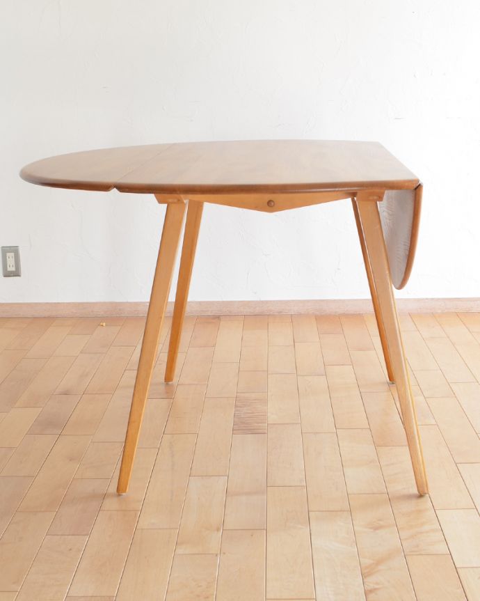 アーコールの家具　アンティーク家具　シンプルなデザインのアーコール社、伸張式のアンティークダイニングテーブル 。キレイな状態なので大切に使われていたことが分かります。(k-1640-f)