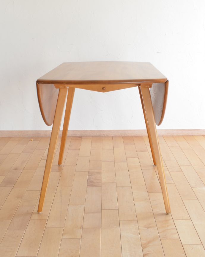 アーコールの家具　アンティーク家具　シンプルなデザインのアーコール社、伸張式のアンティークダイニングテーブル 。使わないときは、たたんで壁につけておけば、お部屋が広く使えます。(k-1640-f)