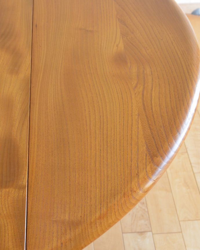 アーコールの家具　アンティーク家具　シンプルなデザインのアーコール社、伸張式のアンティークダイニングテーブル 。角のない丸い天板なので、小さなお子様がいるお家でも安心してお使いいただけます。(k-1640-f)