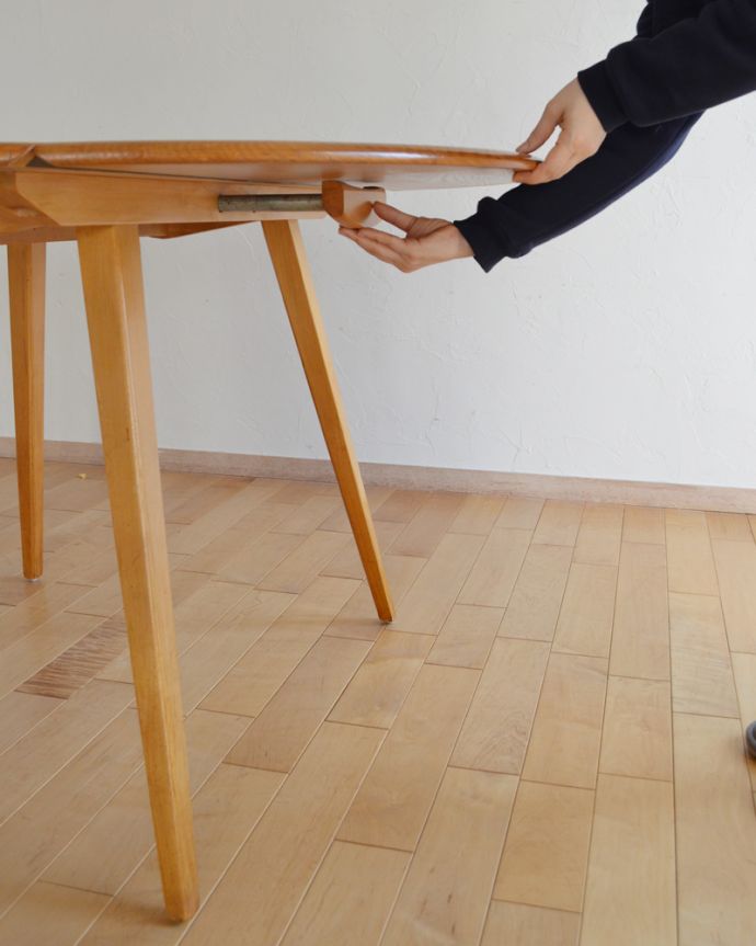 アーコールの家具　アンティーク家具　シンプルなデザインのアーコール社、伸張式のアンティークダイニングテーブル 。広げるのはとっても簡単。(k-1640-f)