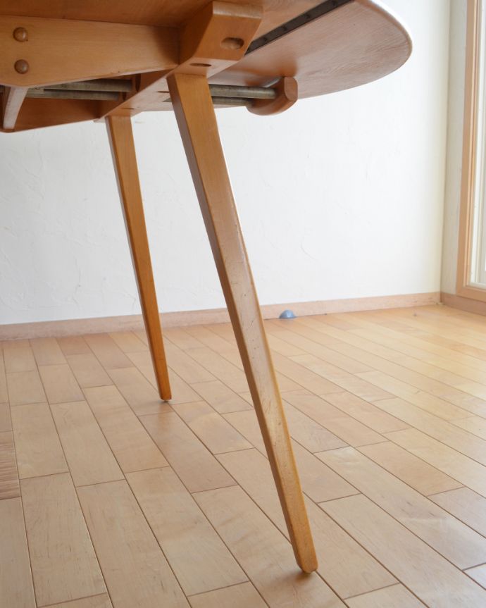 アーコールの家具　アンティーク家具　シンプルなデザインのアーコール社、伸張式のアンティークダイニングテーブル 。きちんとお直ししていますので、しっかりとした安定感があります。(k-1640-f)