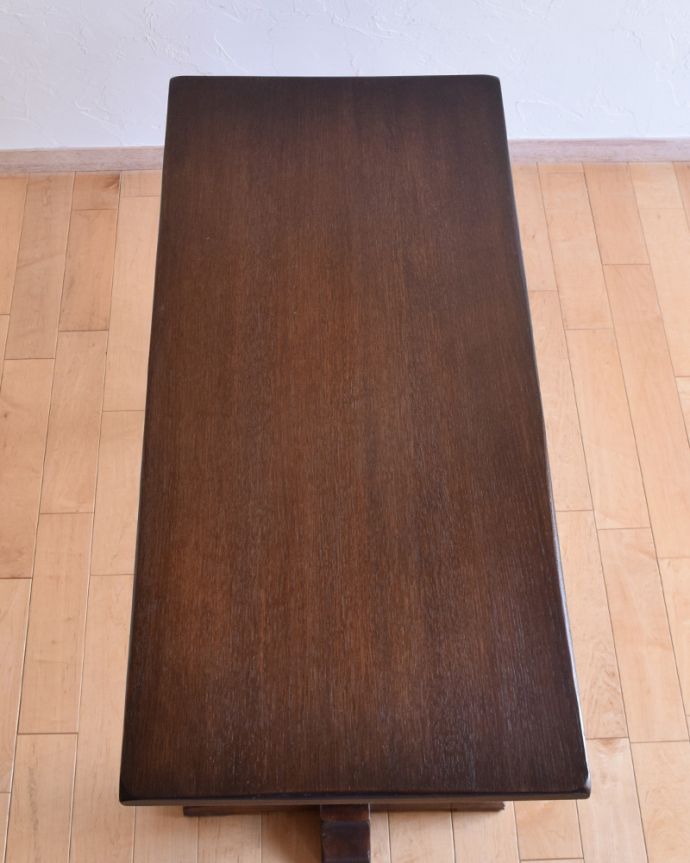 ロイドテーブル アンティーク家具 ゆったりサイズのコーヒーテーブル、2本脚のアンティーク家具。客間用にも使える上品なデザインです。(k-1641-f)