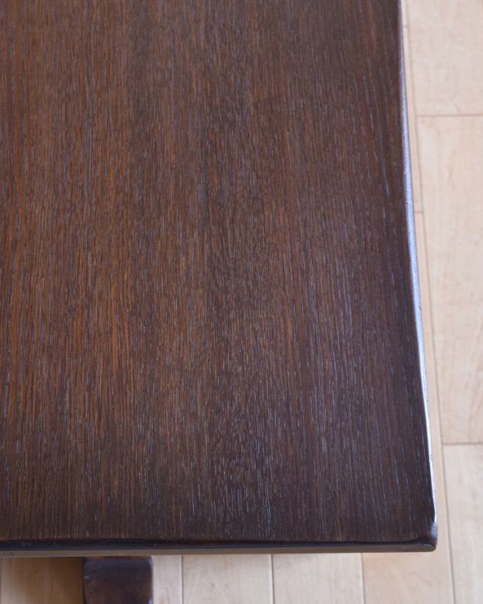 ロイドテーブル アンティーク家具 ゆったりサイズのコーヒーテーブル、2本脚のアンティーク家具。大人っぽいカラーで落ち着きがあります。(k-1641-f)