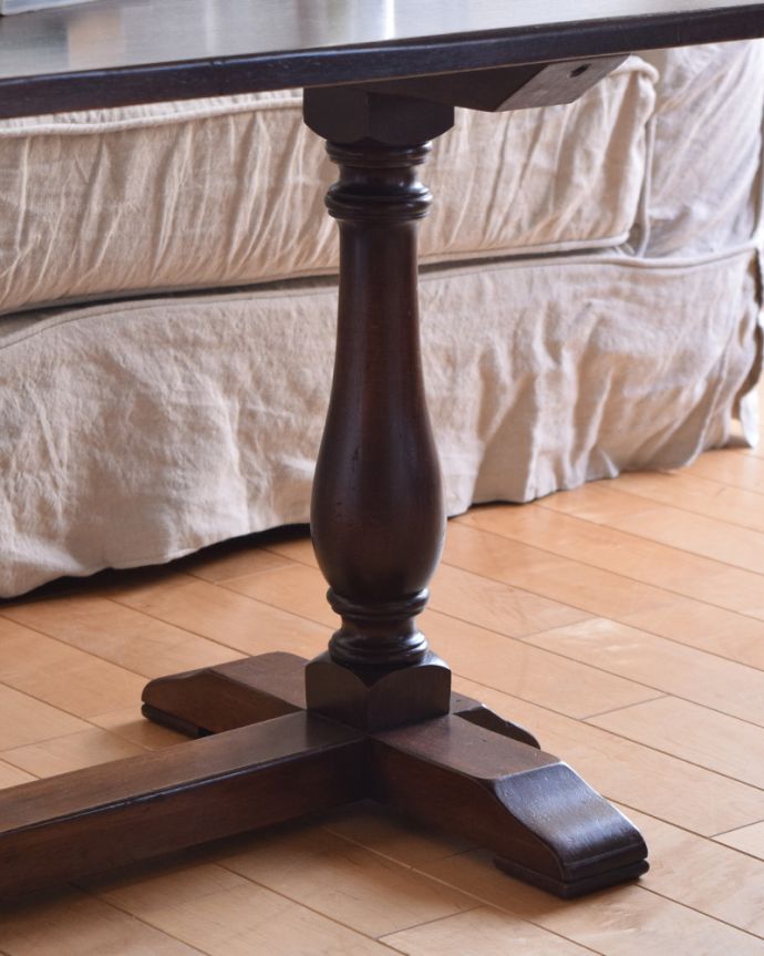 ロイドテーブル アンティーク家具 ゆったりサイズのコーヒーテーブル、2本脚のアンティーク家具。オシャレなシルエットの脚です。(k-1641-f)