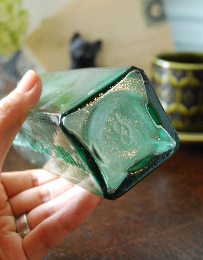 英国クラシックスタイル アンティーク雑貨 イギリスのアンティークボトル CARTONS HP SAUCE(HPソース)。アンティークのため、多少の欠け・傷がある場合がありますが、使用上問題はありませんので、ご了承下さい。(k-1642-z)