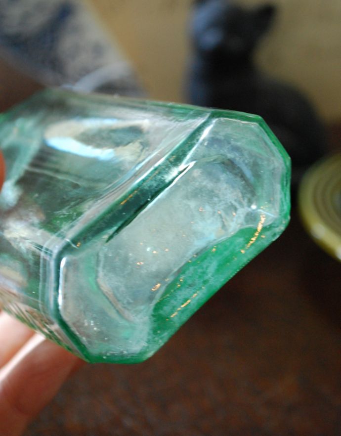 ナチュラルカントリースタイル　アンティーク雑貨　背の高いガラスボトル、淡いグリーンのエンボス入りボトル。アンティークのため、多少の欠け・傷がある場合がありますが、使用上問題はありませんので、ご了承下さい。(k-1643-z)