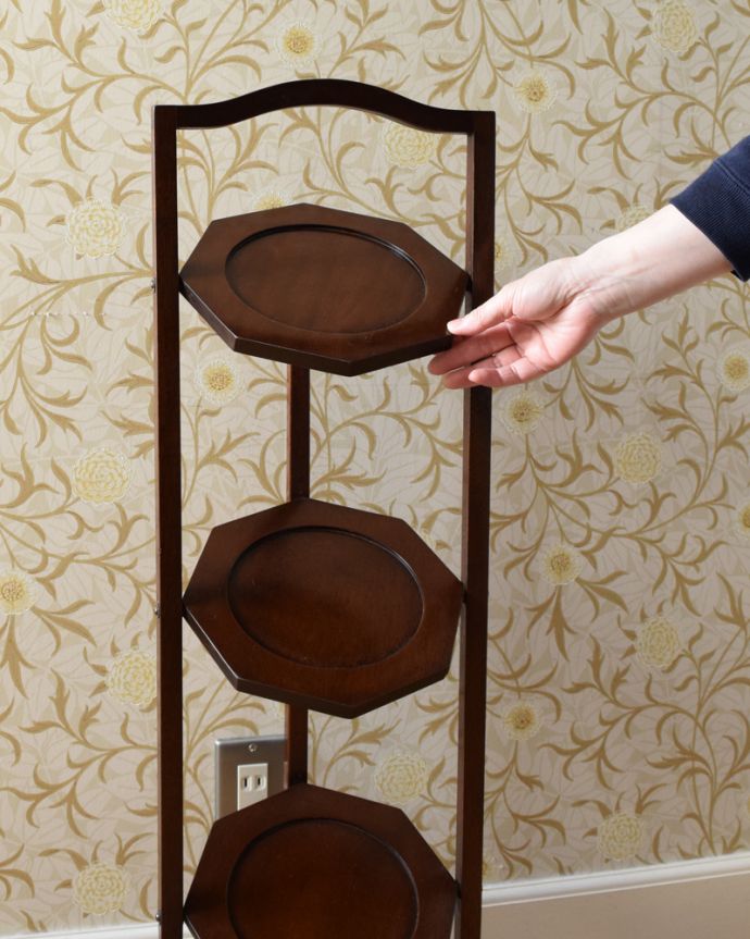 プランツスタンド・ケーキスタンド アンティーク家具 憧れのアフタヌーンティーをお家で楽しめる、アンティークケーキスタンド。お皿の角度を変えて折りたたむことができます。(k-1644-f)