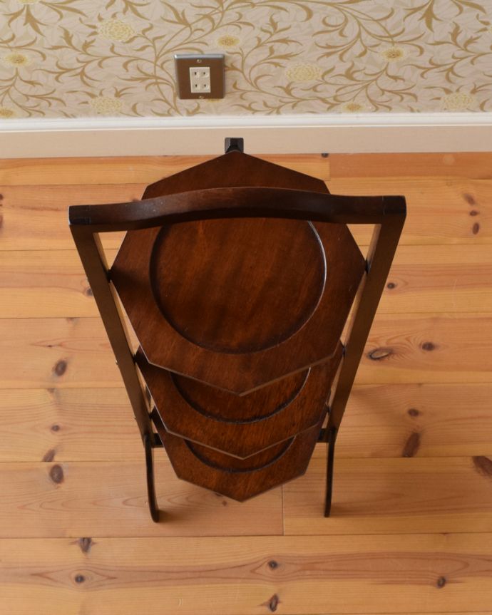 プランツスタンド・ケーキスタンド アンティーク家具 憧れのアフタヌーンティーをお家で楽しめる、アンティークケーキスタンド。アンティークは新品ではないので、経年変化によるキズはありますが、専門の職人によって目立たないようにキレイにお直しをしています。(k-1644-f)