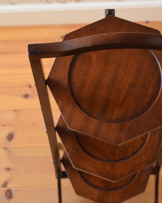 プランツスタンド・ケーキスタンド アンティーク家具 憧れのアフタヌーンティーをお家で楽しめる、アンティークケーキスタンド。木目が美しいケーキスタンドです。(k-1644-f)