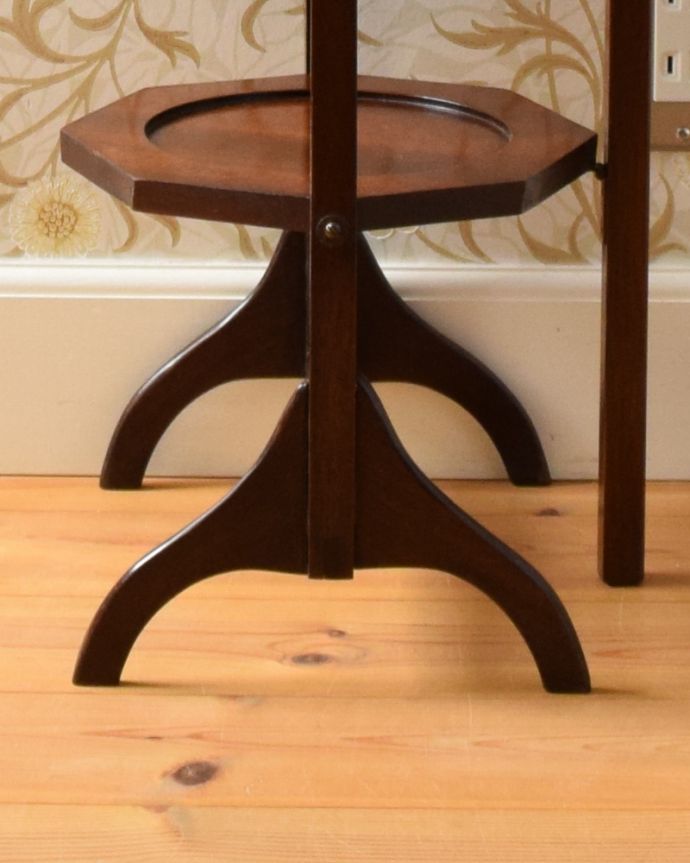 プランツスタンド・ケーキスタンド アンティーク家具 憧れのアフタヌーンティーをお家で楽しめる、アンティークケーキスタンド。しっかりと4本の脚で支えます。(k-1644-f)