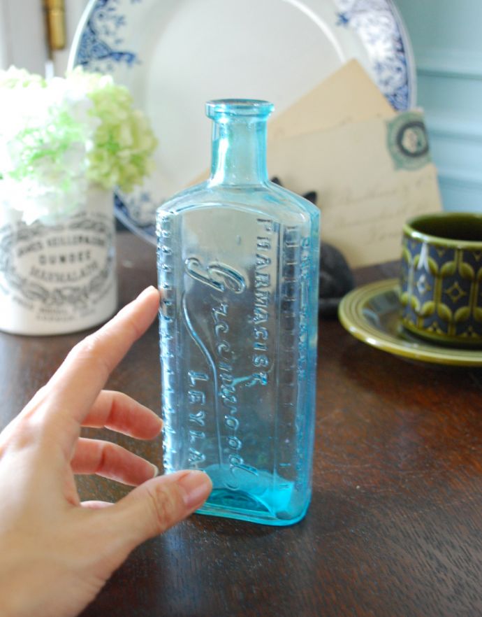 ナチュラルカントリースタイル　アンティーク雑貨　アンティークの目盛りつきガラスボトル、お洒落なエンボス入り。小さいボトルは1輪挿しにピッタリです。(k-1644-z)