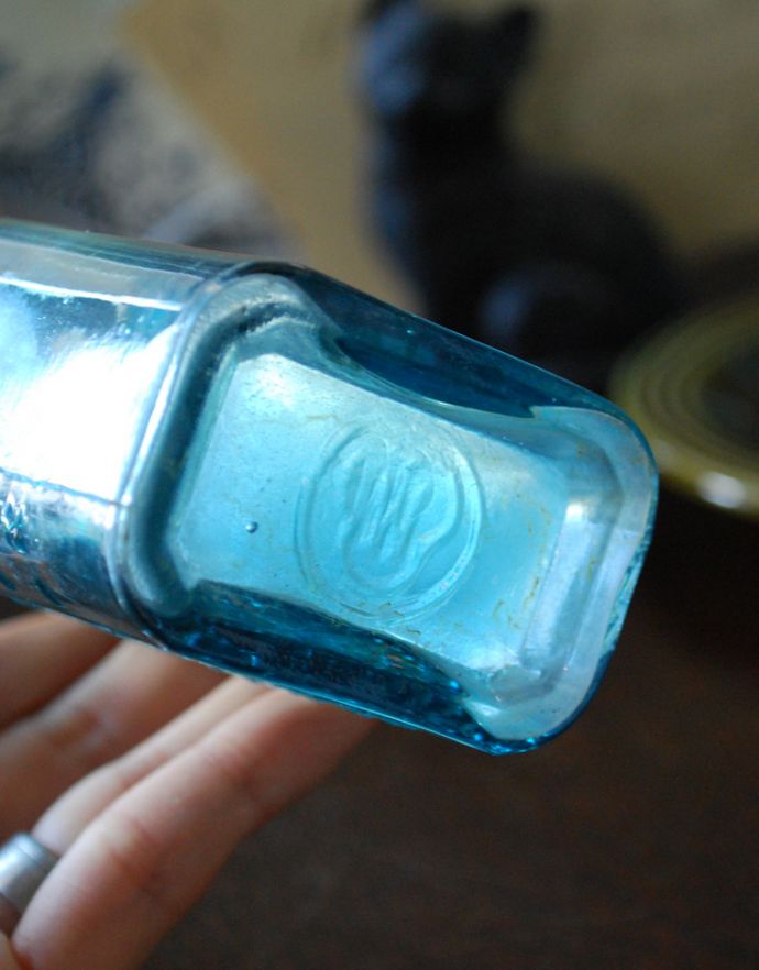 ナチュラルカントリースタイル　アンティーク雑貨　アンティークの目盛りつきガラスボトル、お洒落なエンボス入り。アンティークのため、多少の欠け・傷がある場合がありますが、使用上問題はありませんので、ご了承下さい。(k-1644-z)