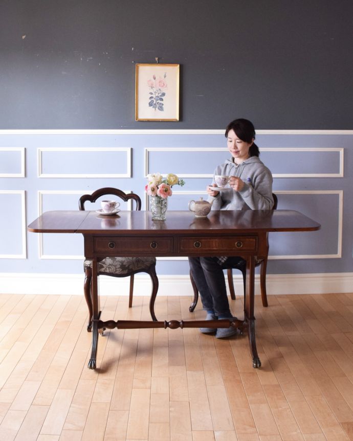 アンティークのテーブル　アンティーク家具　色々な使い方ができる伸張式テーブル、アンティークバタフライテーブル。天板を広げれば、来客はお友達とのお茶の時間もゆったりと楽しめます。(k-1646-f)