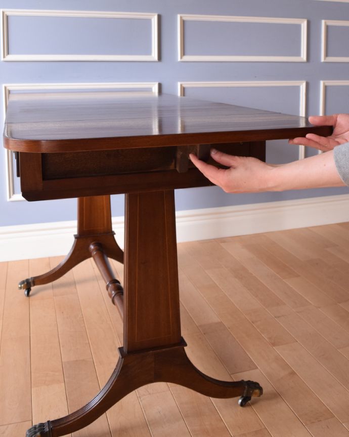 アンティークのテーブル　アンティーク家具　色々な使い方ができる伸張式テーブル、アンティークバタフライテーブル。バーを引っ張り出すだけなので、組み立ても簡単！女性の力で大丈夫です。(k-1646-f)