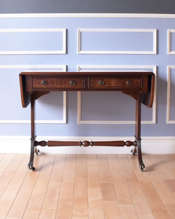 アンティークのテーブル　アンティーク家具　色々な使い方ができる伸張式テーブル、アンティークバタフライテーブル。閉じてしまえば、こんなにもスッキリ！このくらいならリビングや書斎にも置く事も出来そうです。(k-1646-f)